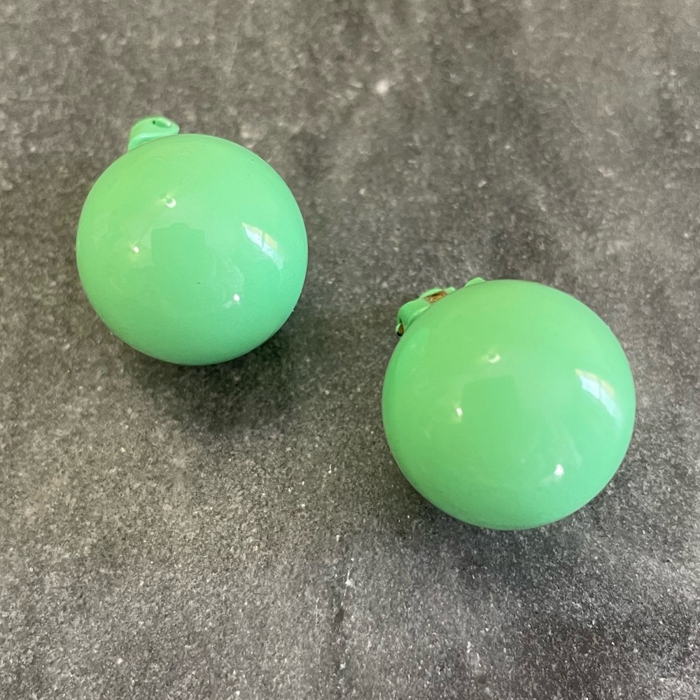 Vintage 60s Green Enamel Clip-On Earrings - Picture 13 of 15